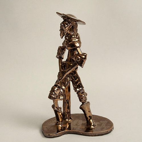 Don Quijote. Siglo XX. Elaborado en cerámica esmaltada tipo Nischli. Acabado metálico. Con base. 37.5 cm altura