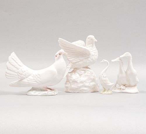 Lote de 4 figuras decorativas de aves. Siglo XX. Elaboradas en porcelana y cerámica. Una de Cuernavaca y otra E. Miguel.