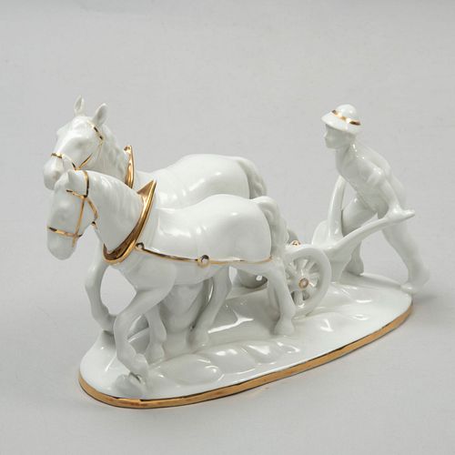 Labrador. Alemania. Siglo XX. Elaborado en porcelana de Bavaria. Marca Gerold & Co. Con caballos. Decorado con esmalte dorado.