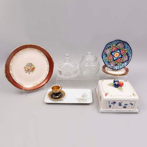 Lote de 10 piezas. Diferentes orígenes y diseños SXX. En porcelana, talavera, vidrio y cristal. Marca Villeroy & Boch, Bareuther, otros