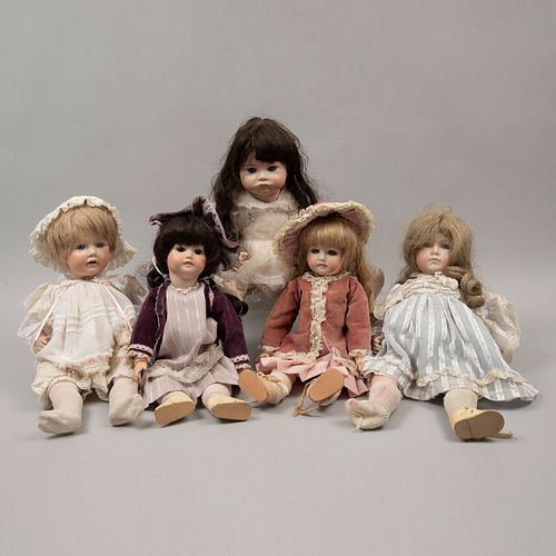 Lote de 5 muñecas. Diferentes orígenes y marcas. Ca. 1980 y 1985 Elaboradas en porcelana. Con extremidades articuladas.