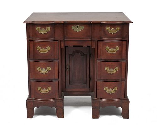 Fine Chippendale Mahogany Kneehole Dressing Table