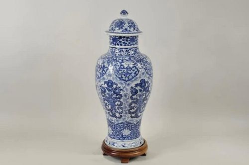 Large Chinese Export Blue & White Porcelain Jar