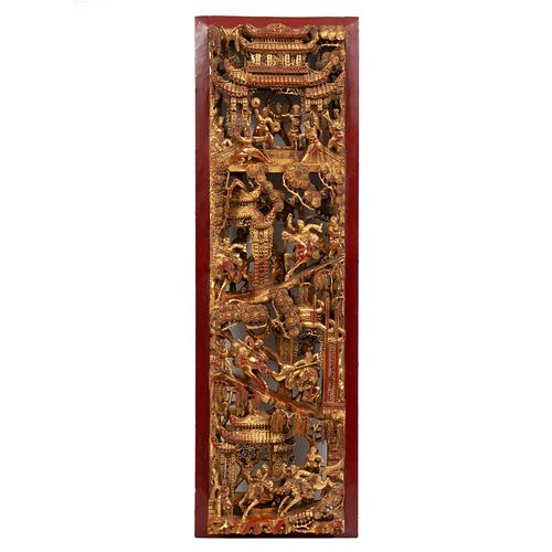 Panel oriental. China, siglo XX. Talla en madera esmaltada en dorado y rojo. Decorado con escenas ceremoniales en alto relieve.