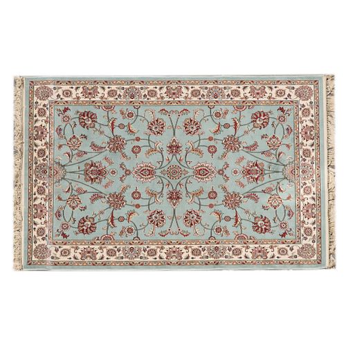 Tapete. Siglo XX. Estilo Tabriz. Elaborado en fibras de lana y algodón ensedadas. Decorado con elementos florales. 232 x 151 cm