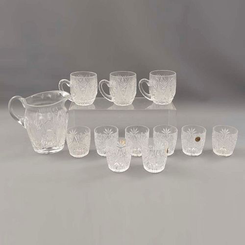 Lote de 12 piezas. Siglo XX. Elaboradas en cristal cortado. Algunas marca Royal Elegance. Consta de: jarra, 3 tazas y 8 vasos.