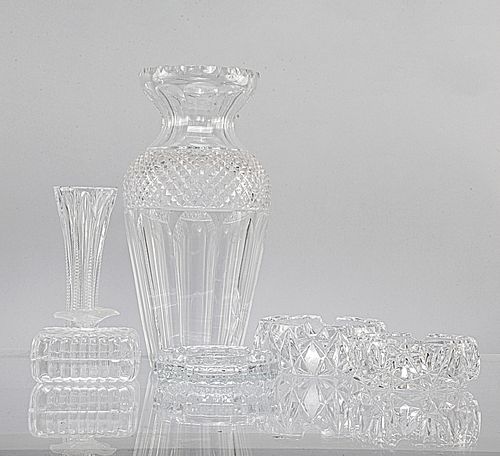 Lote de 6 piezas. Siglo XX. Elaborados en cristal y vidrio. Consta de: florero, violetero, alhajero y 3 ceniceros.