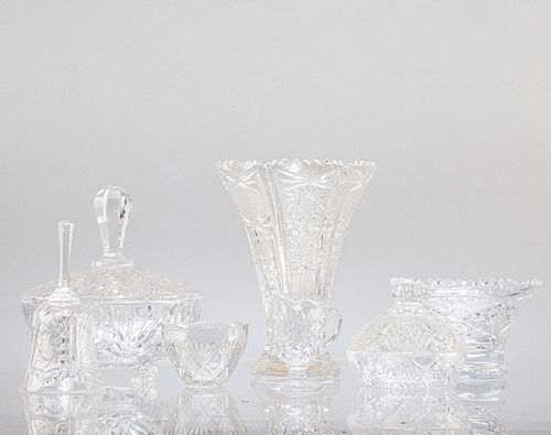 Lote de 7 piezas. SXX En cristal y vidrio. Consta de: florero, campana, depósito, cremera pequeña, centro de mesa, bombonera y dulcero.