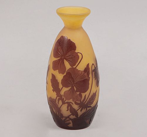 A la manera de EMILE GALLÉ (FRANCIA, 1846 - 1904) Violetero. Cristal de camafeo estilo ART NOUVEAU en tono amarillo.