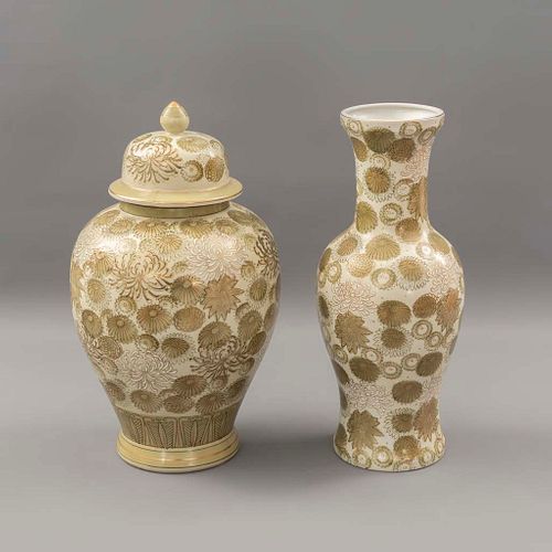 Tibor y jarrón. Japón Siglo XX. Elaborados en porcelana Cameo. Decorados con elementos vegetales, florales, orgánicos y esmalte dorado.