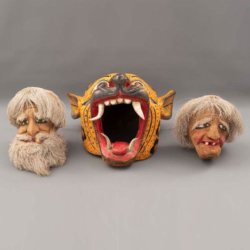 Lote de 3 máscaras. Guerrero, México. Siglo XX. En fibra de coco y madera policromada. Consta de: jaguar y 2 personajes masculinos.