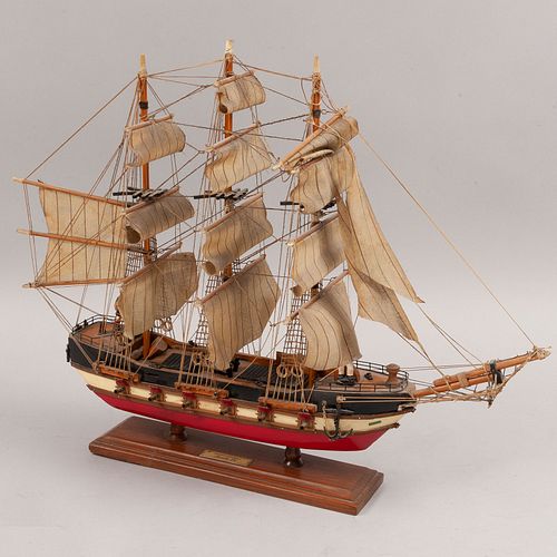 Barco. Fragata española Santa Fe. Siglo XX. Diseño a escala. En talla de madera policromada. Con base de madera y 3 mastiles.