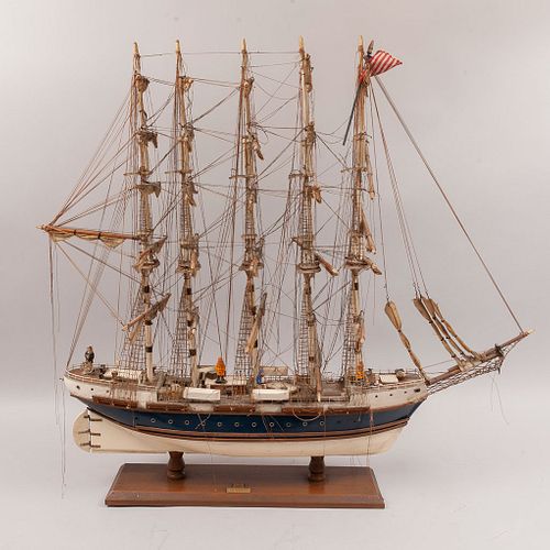 Barco U.S.S. América México. Siglo XX. Diseño a escala. En talla de madera policromada. Con base de madera y 5 mástiles.