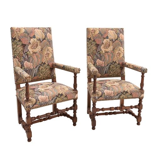 Par de sillones. Francia. SXX. Estilo Luis XIII. En madera de roble. Con respaldos cerrados y asientos en tapicería floral.