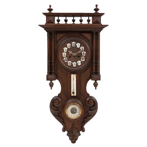 Reloj de pared. Francia. Siglo XX. Estilo Enrique II. En talla de madera de nogal. Mecanismo de cuerda. 88 x 42 x 15 cm