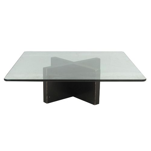 Mesa de centro. SXX. Elaborada en madera color negro. Con cubierta cuadrangular de vidrio y estructura en "X". 37 x 120 x 120 cm