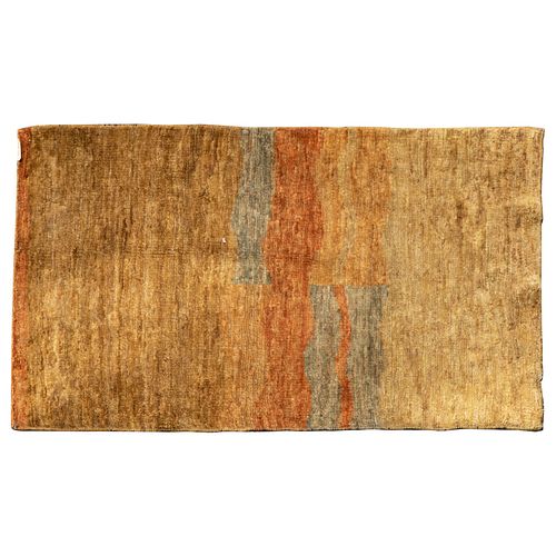 Tapete. India. Siglo XX. Anudado a mano en fibras de yute. Decorado con franjas en colores ocre, verde y anaranjado. 93 x 150 cm