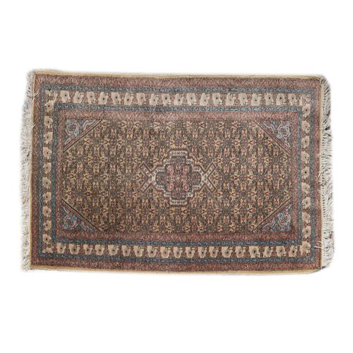 Tapete. Siglo XX. Estilo Tabriz. Elaborado en fibras de lana y algodón. Decorado con medallón central. 90 x 137 cm