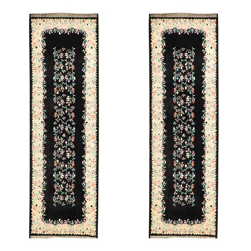 Lote de 2 tapetes de pasillo. Siglo XX. Elaborados en fibras de lana. Decorados elementos florales. 240 x 71 cm