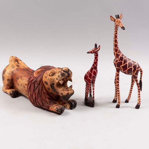 Lote de León y 2 jirafas. Siglo XX. Tallas en madera policromada. 15 x 30 x 12 cm (León)