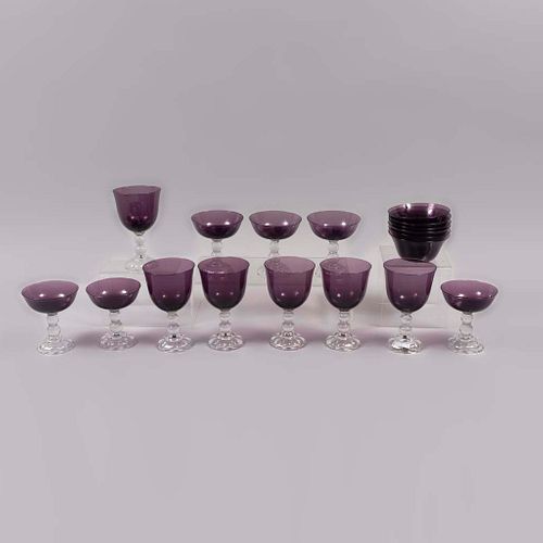 Lote de 12 piezas. Siglo XX. Elaborados en cristal color morado. Consta de: 6 copas para coctél, 6 copas para vino y 6 tazones.