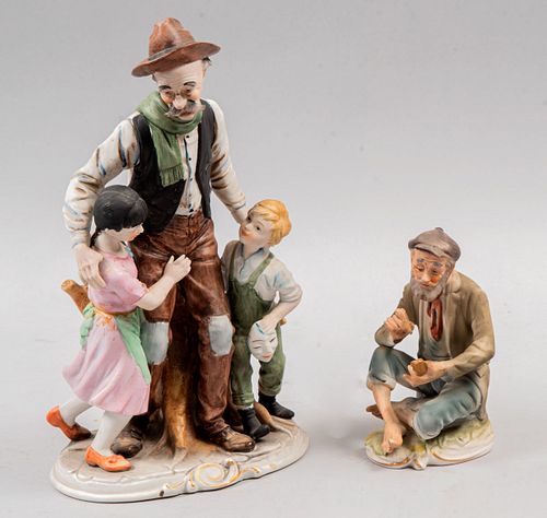 Lote de 2 figuras decorativas. Siglo XX. Elaboradas en porcelana. Acabado gres. Consta de: abuelo con nietos y anciano sentado.