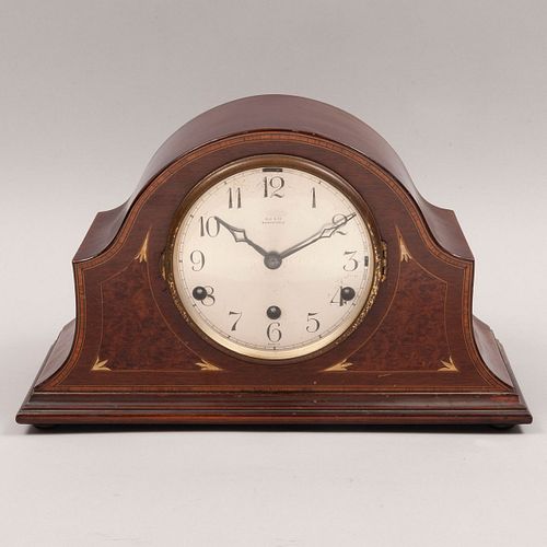 Reloj de chimenea. Inglaterra, siglo XX. Marca SLY & CO Barnstaple. Elaborado en madera Mecanismo de cuerda.
