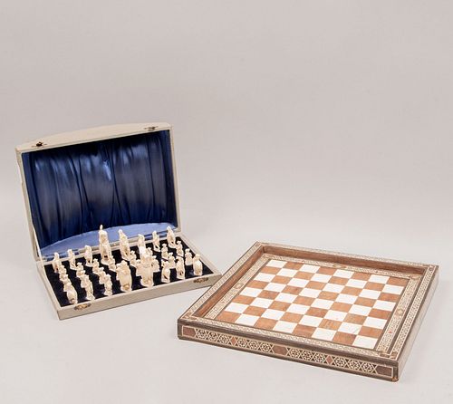Juego de ajedrez. India, siglo XX. Tablero elaborado en madera tallada con taraceado y piezas en talla de marfil.