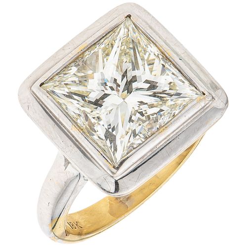 SOLITAIRE RING WITH DIAMOND IN 18K YELLOW GOLD 1 Princess cut diamond ~6.80 ct Clarity: SI1-SI2 Color: M-N