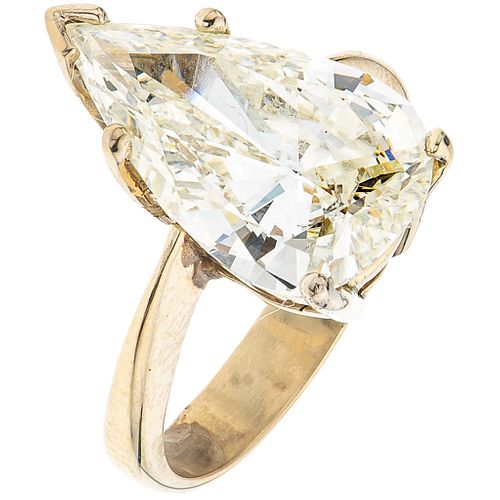 SOLITAIRE RING WITH DIAMOND IN 18K WHITE GOLD 1 Pear cut diamond ~4.70 ct Clarity: SI1-SI2. Weight: 5.6 g. Size: 5 ½