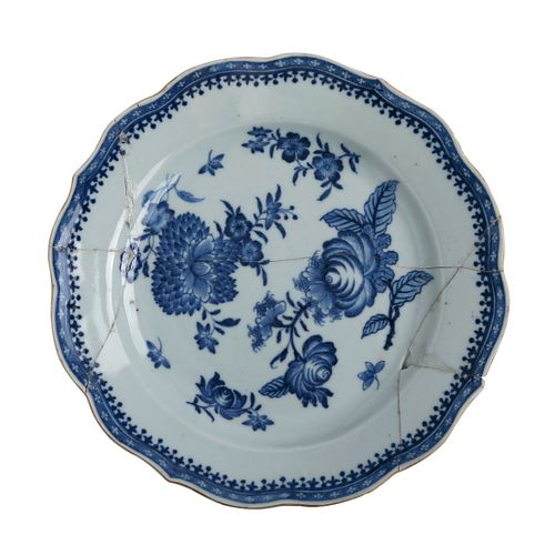 A CHINESE BLUE AND WHITE FLORAL DISH