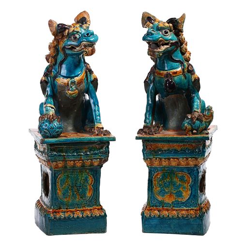 A PAIR OF CHINESE FAMILLE VERTE LIONS