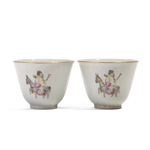 A PAIR OF FAMILLE ROSE FIGURES CUPS