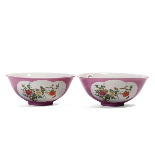 A PAIR OF FAMILLE ROSE FLOWERS BOWLS