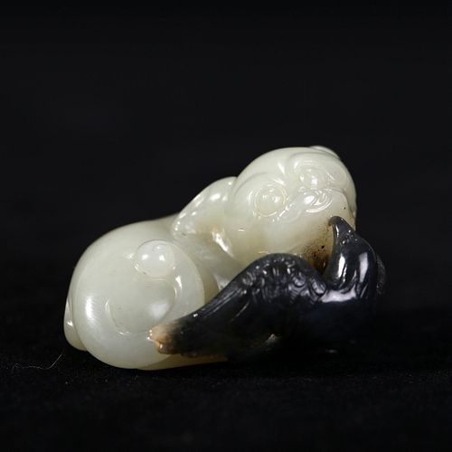 A BLACK AND WHITE JADE MYTHICAL BEAST CARVING 