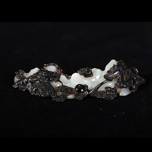 A BLACK AND WHITE JADE DRAGON BRUSH REST