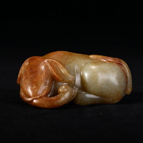 A JADE CARVING OF AN ELEPHANT
