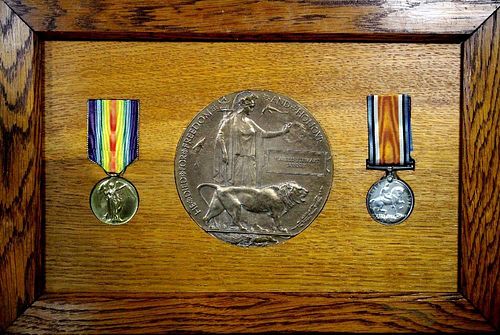 A framed WWI group to G57987 Pte H S Skinner, Middlesex Regiment comprising: Victory Medal and 1914-