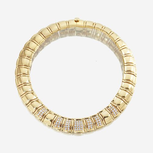 An eighteen karat gold and diamond necklace