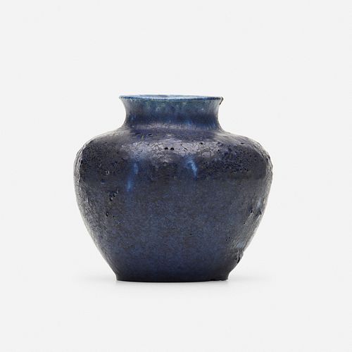 Grueby Faience Company, Cabinet vase