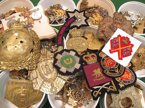 <p>A quantity of military badges, insignias etc. (some modern)</p>