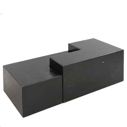 Base para mesa de centro. Siglo XXI. Elaborada en triplay color negro. A 2 módulos con diseño en forma de "L". 41 x 135 x 70 cm