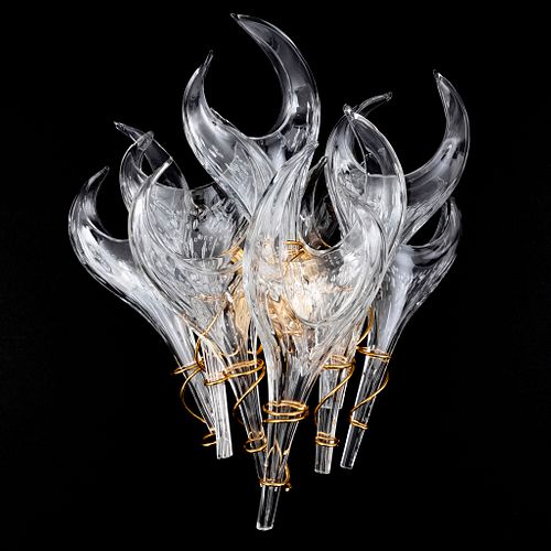 Arbotante. Siglo XX. Elaborado en cristal de murano y metal dorado. Diseño flamígero. 43 cm altura