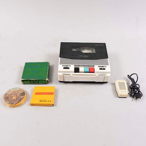 Grabadora de carrete. EE.UU., siglo XX. De la marca Commodore modelo PV-909R. Con micrófono. Mecanismo de baterías.