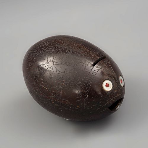 ALCANCÍA MÉXICO, FINALES DEL SIGLO XIX. Elaborada en cáscara de coco, figura a manera de pez con aplicación de ojos en forma de botón.