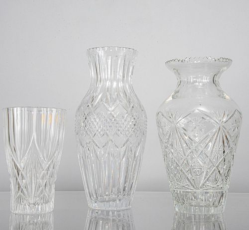 Lote de 3 floreros. Siglo XX. Elaborados en cristal cortado. Decorados con elementos facetados y geométricos.