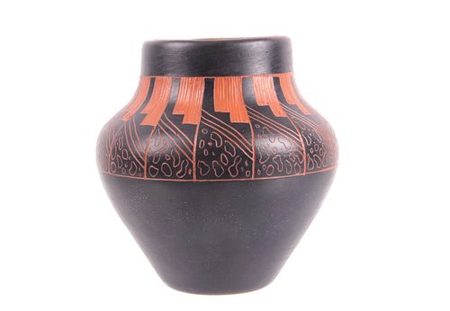 Navajo Pottery Jar by Hanna Jay Kinlicheni