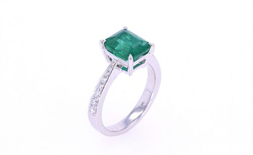 Stunning Emerald & Diamond 18k White Gold Ring
