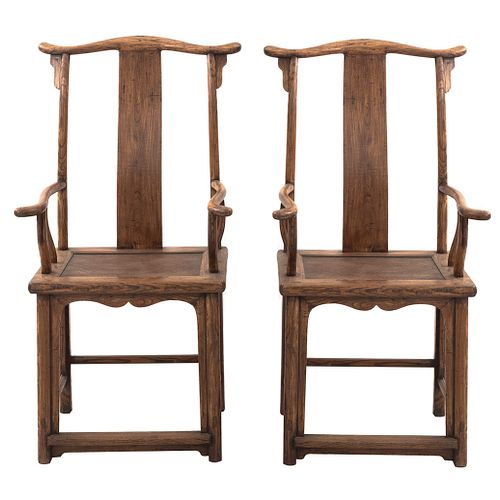 Par de sillones. Siglo XX. En talla de madera. Con respaldos semiabiertos, asiento de mimbre tejido y sinogramas pirograbados.
