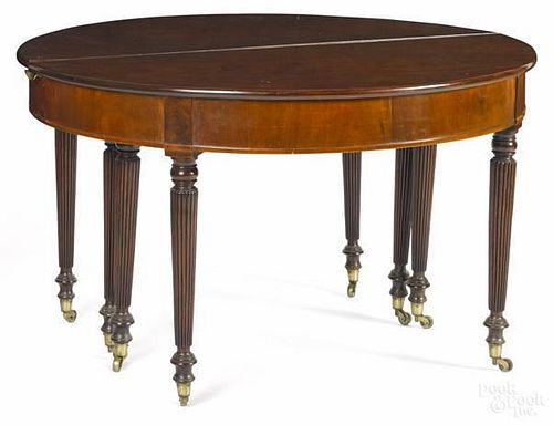 Sheraton walnut dining table, early 19th c., wi